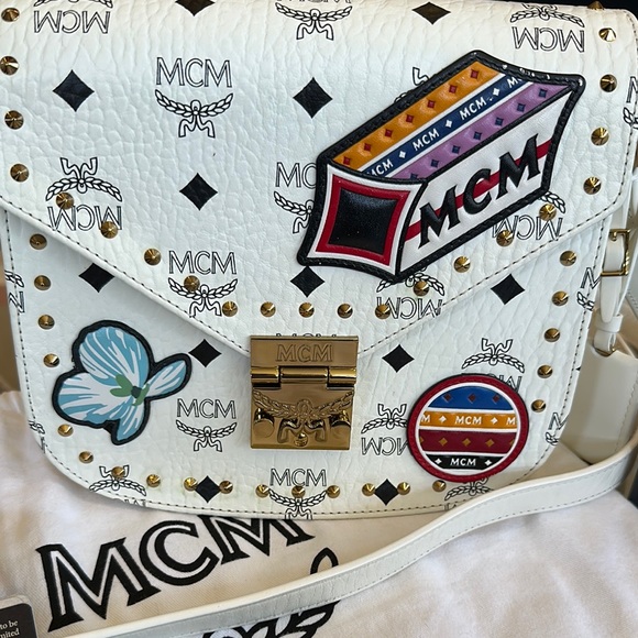 MCM White Victory Patch Viscetos Patricia Crossbody.  New with Dustbag - Picture 2 of 9